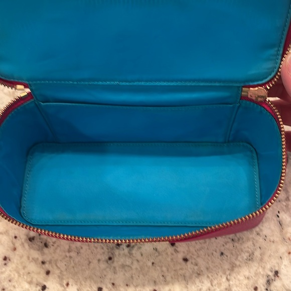 Tory Burch Leather Case 3x8x3” For Travel&On The Go Inside Pocket w/Tear See Pic - Picture 5 of 8